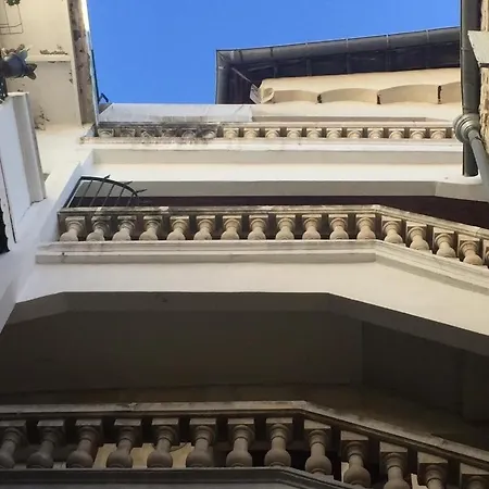 Idealement Situe Dans L'ecusson Nîmes